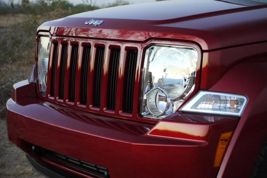  Jeep Liberty Sport 2010 года  (фото 4 из 37)